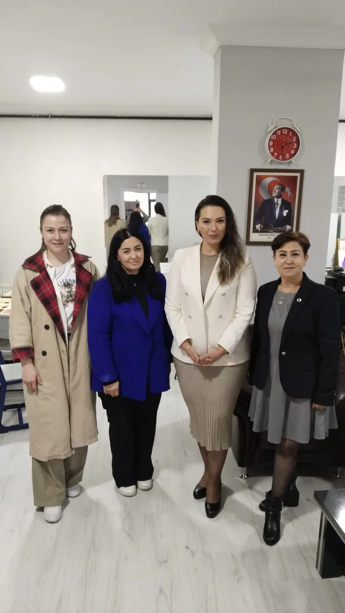 Melek Kener okul ziyareti, öğretmen karşılaması