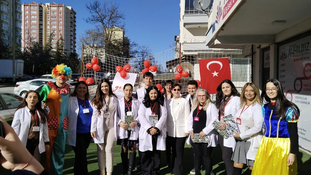Melek Kener kurs öğrencileriyle birlikte okul gezisi
