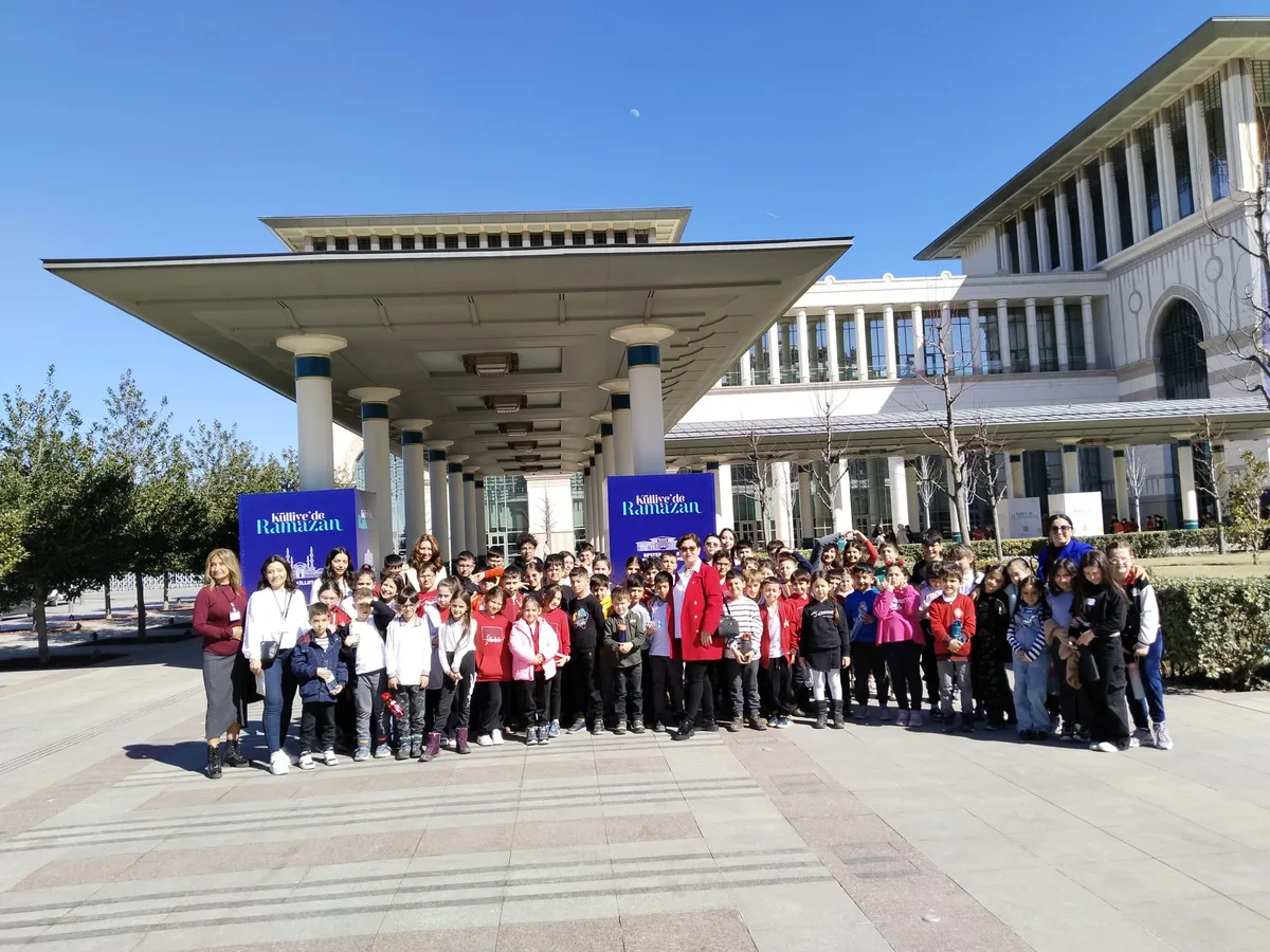 Melek Kener kurs özel tören öğrencilerle anı fotoğrafı