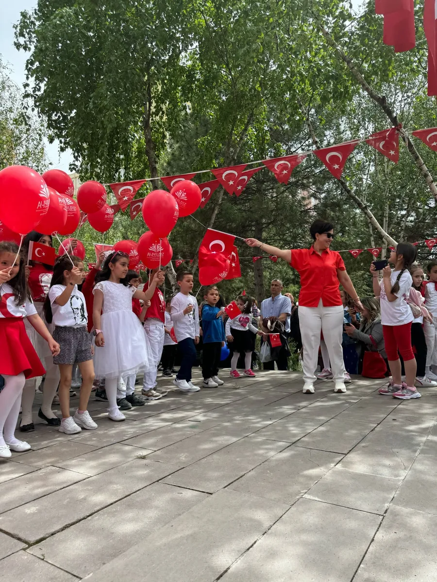 Melek Kener kurs kutlama töreni çiçek verme neşeli anlar