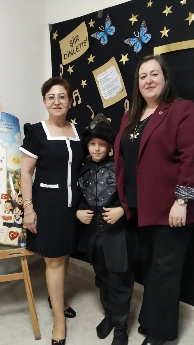 Melek Kener şiir dinletisi etkinliğinde öğrenci ve öğretmenler